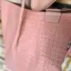 Stell dir vor: Dein neuer Style-Partner, der jedem Outfit den Wow-Faktor verleiht! Diese pinke Handtasche mit cooler Webtextur hebt sich von der Masse ab – ein echter Trendsetter. Lässig über die Schulter geworfen, während du durch die Stadt schlenderst, zieht sie alle Blicke auf sich. Der Clou? Ein bunter Schal peekt charmant hervor und sorgt für den kleinen Überraschungseffekt. Schnapp sie dir und setze ein Statement gegen die Backsteinmauern deiner Lieblingsstadt!.