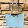Entdecke die perfekte Begleiterin für deinen Alltag! Diese himmelblaue Handtasche mit ihren langen, eleganten Trägern verleiht deinem Look das gewisse Etwas. Der subtile Glanz und das schlichte, aber stilvolle Design machen sie zum Highlight jeder Garderobe. Lass dich vom Charme dieser Tasche inspirieren und setze ein modisches Statement!.