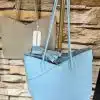 Entdecken Sie die neuesten Trends mit unseren stylischen Handtaschen! Stell dir vor, du setzt ein Fashion-Statement mit unserer himmelblauen Umhängetasche, perfekt für deinen Alltag. Und genau dahinter wartet die elegante beige Handtasche auf ihren großen Auftritt – verziert mit einem schicken weißen Tag. Hol dir jetzt deine Lieblingsstücke und bring frischen Wind in dein Outfit!.