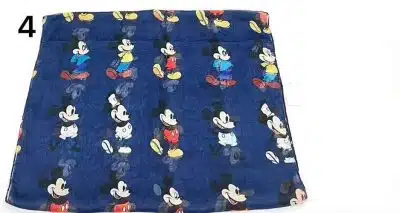 Hey, du Trendsetter! Stell dir vor: Ein cooler blauer Stoffquadrat voller lebendiger Illustrationen eines animierten Maus-Charakters, der in verschiedenen Posen und Outfits mega stylisch daherkommt. Und das Beste? Eine fett gedruckte 4 Seiten im oberen linken Eck auf strahlend weißem Hintergrund – einfach Hingucker pur! Hol dir dieses Must-Have für deinen Space und zeig allen, dass du den Style-Code knacken kannst! 😎🎉.