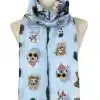 Stell dir vor, du rockst den ultimativen Lieblingsrudel-Style: Ein trendiger hellblauer Schal, der mit frech Hundefransen im Look von Sonnenbrillen, Hüten und Bandanas verziert ist. Dieses Fashion-Statement gehört auf jeden Fall um deinen Hals – egal ob beim Spaziergang mit deinem Vierbeiner oder beim entspannten Stadtbummel. Schnapp dir jetzt dein Accessoire für echte Trendsetter und mach deinen Look komplett! 🐾🕶️✨.