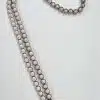 Entdecke den Zauber der magischen Perlen! Dieses moderne Doppelstrang-Perlenkette-Design hebt dich auf ein neues Level. Runde, glänzende Perlen verschmelzen mit einem eleganten silbernen oder weißgoldenen runden Anhänger, der mit funkelnden Edelsteinen besetzt ist. Perfekt für deinen modernen und stilvollen Look – mach dich bereit zu strahlen!.