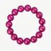 Entdecke das Traumperlen-Armband und verleihe deinem Stil einen modernen Touch! Fünfzehn glänzende, magentafarbene Perlen reihen sich perfekt aneinander und schaffen ein atemberaubendes Schmuckstück. Das Armband präsentiert sich auf einem eleganten weißen Hintergrund und setzt modische Akzente, die Ihnen bei jedem Auftritt einen Hauch von Glamour verleihen. Erlebe die Faszination der Traumperlen und lass dich von ihrer einzigartigen Ausstrahlung begeistern!.