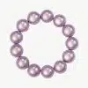 Entdecke den Zauber des Traumperlen-Armbands – Dein perfekter Begleiter für jeden Anlass! Runde, gleichmäßig große Perlen in einem faszinierenden Pink-Lila-Ton reihen sich harmonisch aneinander und ziehen alle Blicke auf sich. Lass Dich von ihrem sanften Schimmer verzaubern und verleihe Deinem Look das gewisse Etwas. Trage pure Eleganz und setze Dein modisches Statement mit diesem einzigartigen Schmuckstück. Hole es Dir jetzt und strahle mit Deinem neuen Lieblingsaccessoire!.