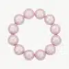 Mach’s zu deinem Look-Highlight: Die Traumperlen ist ein stylisches, zirkelförmiges Armband mit zwölf großen, glänzenden Perlen in zartem Rosa. Minimalistisch, edel und immer ein Hingucker – bereit, auf jedem Event oder einfach so im Alltag zu glänzen. Setz mit den Traumperlen dein persönliches Statement!.