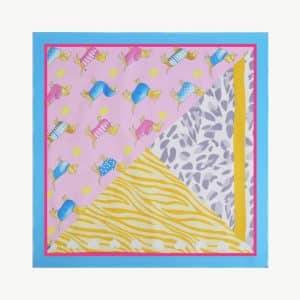 Hey du! Stell dir vor, du hast ein stylisches Quadrat-Tuch mit einer coolen blauen Umrandung. Dieses Tuch ist ein echter Hingucker und in drei aufregende Abschnitte unterteilt: Ein pinker Teil voller witziger Cartoon-Hunde, ein grauer Abschnitt mit einem abstrakten Muster und dazu noch knallgelbe Zebra-Streifen – was für ein Kombi! Jeder Bereich hat seinen eigenen, einzigartigen Stil und bringt Farbe sowie Kreativität in dein Outfit. Hol dir diesen modernen Klassiker und setze ein Statement – einfach unverzichtbar für deinen frischen Look! 🌟