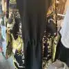 Entdecke das ultimative Fashion-Statement! Vor dir hängt ein extrovertiertes Kleidungsstück, das nur darauf wartet, von dir getragen zu werden. Der edle Stoff ist verziert mit einem luxuriösen Schwarz-Gold-Muster im Barock-Stil – einfach zum Staunen. Pferdebilder und florale Elemente verschmelzen hier zu einem atemberaubenden Design. Auf dem tiefschwarzen Hintergrund leuchten knallige Gelb-Akzente und heben dich aus der Masse hervor. Schnapp dir diesen Hingucker und bring frischen Wind in deinen Look!.