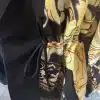 Entdecke Deinen neuen Style mit diesem atemberaubenden Kleidungsstück! Stell Dir vor, Du trägst das: ein aufregendes Design aus kunstvollen schwarzen und gelben Mustern mit beeindruckenden Drachenmotiven. Der seidig schimmernde Stoff fühlt sich luxuriös an und der raffinierte schwarze Knoten an der Seite setzt das i-Tüpfelchen. Stell Dich darauf ein, die Blicke auf Dich zu ziehen – egal, wo Du bist. Lass Deinen Blick zum Gesprächsthema werden und hebe Dich von der Masse ab!.