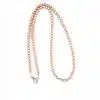 Entdecke ein Schmuckstück, das deinen Style auf ein neues Level hebt! Dieses trendige Collier aus runden, rosé schimmernden Perlen ist der perfekte Begleiter für jeden Anlass. Mit einem eleganten Metallverschluss und einem dezenten, transparenten Rechteck-Tag nahe dem Verschluss verleiht es dir eine moderne Coolness. Präsentiert vor schlichtem weißen Hintergrund – bereit, deinen Look zu vervollständigen und alle Blicke auf sich zu ziehen!.
