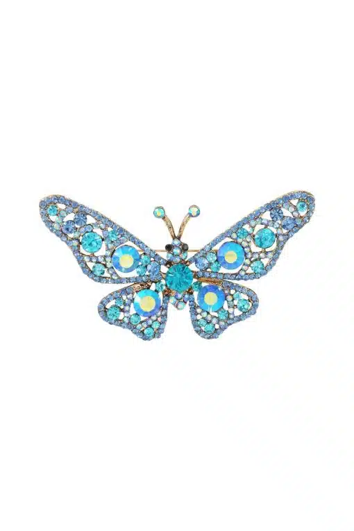 Mach dich bereit für ein echtes Hingucker-Accessoire: Mit der „Butterfly“-Broche bringt du frischen Wind in deinen Look! Die goldene Basis in Kombination mit den glitzernden blauen und türkisfarbenen Strasssteinen – einfach wow. Lass dich von dieser modernen Brosche verzaubern und setze ein Statement, das garantiert niemand übersieht!.