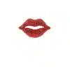 Bring deinen Style auf den Punkt – mit der „Kiss“-Broche! Die Lippenform, veredelt mit funkelnden roten Steinen, ist ein echtes Statement-Piece. Vor weißem Hintergrund wird sie zum absoluten Hingucker. Zeig deine Leidenschaft für Trend und Individualität – trau dich zu küssen!.