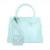 Sag Hallo zu deiner neuen Lieblingsbegleiterin – die Sienna! Diese himmelblaue Handtasche zieht mit ihrem modernen und frischen Look garantiert alle Blicke auf sich. Mit zwei praktischen Henkeln liegt sie super bequem in deiner Hand, egal ob unterwegs zum Café, Shoppen oder ins Büro. Das Beste? Die kleine, strukturierte Tasche im passenden Design ist direkt dabei und immer griffbereit für alle kleinen Dinge, die du nicht verlieren möchtest. Setz ein Statement – stylisch und stressfrei mit der Sienna an deiner Seite!.