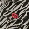 Bring deine Looks zum Knutschen! Die Kiss-Brooch glitzert mit roten Strasssteinen als funkelnde Lippen und macht sich an deiner Brusttasche richtig bemerkbar – besonders auf dem angesagten Zebra-Blazer. Setz ein Statement, ziehe alle Blicke auf dich und zeige, wie coole Accessoires sein können.