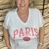 Lust auf Paris-Flair? Mit dem coolen „Paris Vibes“-Shirt in angesagtem Weiß und knalligen rosa Buchstaben bringt du französischen Chic direkt in deinen Alltag! Kombiniere es mit lässig-gemusterten Hosen – so wie auf unserem Bild – und strahle Selbstbewusstsein, Stil und Leichtigkeit aus. Vor der steinernen Kulisse setzt du ein echtes Fashion-Statement. Bereit für frische Vibes?.