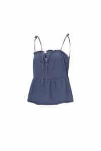 Bereit für dein neues Lieblings-Top? Das Denim-Top bringt frischen Wind in deinen Kleiderschrank! Mit seinem ärmellosen Schnitt, den feinen, verstellbaren Trägern und dem verspielten Rüschen-Ausschnitt setzt du ein Fashion-Statement. Die taillierte Passform schmeichelt deiner Figur und sorgt dafür, dass du dich rundum wohlfühlst – der kleine Tunnelzug ist nicht nur stylisch, sondern auch super praktisch. Klassisch in Jeansblau und auf cleanem Weiß fotografiert: Dieses Top will mit dir raus! Wann probierst du?