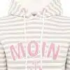 Du meinst es ernst mit deinem Hoodie-Game? Dann check mal diesen lässigen Hingucker ab! Das beige-weiße Streifenmuster sorgt sofort für Beach-Vibes, dazu die weißen Kordeln – frisch und einfach zu stylen. Und das Beste: Mit dem knallpinken „MOIN“-Statement auf der Brust samt süßem Anker zeigst du allen gleich, woher der Wind weht. Nordisch by Nature und trotzdem voll im Trend – gönn dir den Hoodie und bring‘ Farbe in deinen Alltag!.
