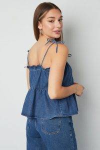 Zieh alle Blicke auf dich – im Denim-Top, das deinen Style aufs nächste Level bringt! Die geknoteten Träger, der lässige, ärmellose Look und das coole Matching mit Jeans machen dich zum absoluten Hingucker. Egal wo du bist: Mit diesem Outfit setzt du immer ein stylisches Statement. Bereit für deinen Denim-Moment?