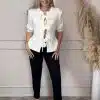 Du trägst die „Bows & Cozy“ Strickjacke – ein Statement zwischen Lässigkeit und Raffinesse. Mit charmanten Front-Schleifen, kuschelweichem Material und kombiniert zu schwarzen Hosen definiert du Komfort völlig neu – modern, mühelos schick und absolut bereit für deinen Alltag.