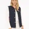 Du trägst die "Classic Diamond" Weste in Navy - zeitlos, stilvoll und urban. Kombiniert mit einem weißen Longsleeve und weißen Pants strahlst du moderne Klasse aus. Vor dem puristischen, weißen Hintergrund setzt du die Statement-Weste gekonnt in Szene - smart, elegant und selbstbewusst. Dieses Outfit bringt deinen Glanzfaktor mühelos auf das nächste Level!.