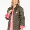 Du strahlst pure Lebensfreude aus: In deiner grünen Steppjacke mit dem leuchtend pinken Saum und dem markanten Herz-Patch setzt du ein modisches Statement. Vor dem klaren, weißen Hintergrund kommt dein Look noch stärker zur Geltung - frisch, selbstbewusst und einzigartig wie du!.