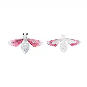 Hol dir mit diesen beiden extravaganten Bienen-Anstecknadeln einen echten Hingucker für deinen Look! Die vorderen Seiten glänzen mit zarten, rosafarbenen Flügeln und edlen, klaren Schmuckstein-Körpern – ein stylischer Mix aus Glamour und Natur. Drehe sie um, und du siehst die hochwertige Verarbeitung auf der Rückseite: Das perfekte Detail für deine Jacke, dein Kleid oder deinen Rucksack. Setze ein modernes Statement und verleihe deinem Outfit das ganz besondere Etwas!