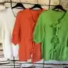 Stell dir vor: Drei trendige Cardigans aus der „Bows & Cozy“-Kollektion – in Weiß, Orange und Grün – warte darauf, deinen Look zu veredeln. Jede Strickjacke ist mit charmanten, verspielten Schleifen verziert und hängt stilvoll an einem schwarzen Bügel vor einer angesagten Backsteinwand. Mach dein Outfit zum Hingucker und bring frischen Wind in deine Garderobe – mit diesen modernen Must-haves bist du immer einen Schritt voraus!.