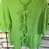 Entdecke deine neue Lieblings-Strickjacke! Der „Bows & Cozy“ Cardigan in Bright Green bringt frischen Wind in deinen Look. Mit ihren kurzen Ärmeln und den drei süßen Schleifen zum Binden unterstreichst du deinen modernen Style – ob zum schnellen Drüberwerfen oder als Hingucker-Outfit. Spüre die besonders weiche, gemütliche Qualität bei jedem Tragen und setze ein Statement in leuchtendem Grün! Bereit für deinen neuen Wow-Moment? Diese Strickjacke wartet schon auf dich.