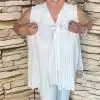 Du stehst barfuß vor einer markanten Steinwand und trägst das Line Set – ein stylisches Outfit aus weißem Stoff mit feinen Nadelstreifen. Der Look wirkt modern, selbstbewusst und mühelos schick: Minimalistische Eleganz trifft auf urbane Lässigkeit. Mit dem Line Set unterstreichst du deine Individualität und setzt raffinierte Fashion-Statements – bereit für jeden Moment, der dich inspiriert.