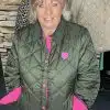 Fühl dich großartig: Du trägst die "Pink Love" Jacke von Zwillingsherz - gesteppt, nachhaltig und einfach zum Verlieben! Das satte Grün mit dem pinkfarbenen Innenfutter ist ein echter Hingucker, während der Pink Love-Heart-Patch ein Statement für Selflove und Modern Chic setzt. Ob Meeting, Citywalk oder Café-Date - du bringst frischen Style in jeden Raum. Spür den Komfort und zeig deine Liebe zur Mode - ganz du selbst!.