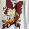 Stell dir vor, du trägst das Daisy Power Shirt - dein neues Statement-Piece! Auf strahlend weißem Stoff trifft eine coole Cartoon-Ente mit einem auffälligen roten Schleifenhaarband deinen Blick. Darunter prangt POWER in fetten Buchstaben: ein klares Signal für Selbstbewusstsein und Style. Zieh es an, fühl dich stark und setze ein Zeichen - modern, frech und absolut du!.