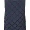 Entfalte deinen Stil: Die "Classic Diamond" Weste in edlem Navy Blue setzt mit ihrer markanten Diamant-Steppung ein Statement für moderne Eleganz. Von hinten betrachtet, verleiht dir das zurückhaltende Logo am Kragen einen dezenten Hauch Exklusivität - perfekt für deinen souveränen Auftritt in jeder Situation.