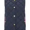 Stell dir vor, du schlüpfst in die "Classic Diamond" Weste: zeitloses Rautenstepp in elegantem Navy, akzentuiert durch edle goldene Knöpfe und auffällig pink umrahmte Taschen - das perfekte Statement-Piece für deinen modernen Look. Auf strahlendem Weiß präsentiert, setzt du klare Zeichen für Stilbewusstsein und Individualität. Bring Glanz in deinen Alltag - mit dieser Weste bist du bereit, modisch neue Wege zu gehen!.