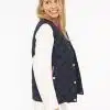 Stell dir vor: Du trägst die "Classic Diamond" Weste - stilvoll, modern und perfekt kombiniert über einem weißen Longsleeve. Die klare Linienführung der Weste setzt deine Silhouette elegant in Szene, während das strahlende Weiß im Hintergrund deine Ausstrahlung unterstreicht. Du stehst leicht seitlich und lächelst voller Selbstbewusstsein - genau wie du es liebst: urban, smart und immer einen Schritt voraus. Mit der "Classic Diamond" bist du bereit für deinen glänzenden Auftritt!.
