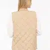 Du trägst die "Classic Diamond" Weste in edlem Beige - lässig über dein weißes Longsleeve gezogen. Dein Look ist modern, klar und selbstbewusst, genauso wie du. Von hinten fängt das Bild deinen entspannten Chic ein: Blonde Haare, stylische Lässigkeit und ein Outfit, das Understatement mit Luxus verbindet. Die "Classic Diamond" Weste bringt deine Persönlichkeit zum Strahlen - klassisch elegant und immer up to date.