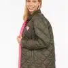 Du strahlst echte Lebensfreude aus - mit deiner gesteppten Olive-Jacke, die durch das zarte Pink an Saum und Herz-Applikation voll im Trend liegt. Das auffällige Herz auf deiner Brust macht sofort klar: Hier schlägt Stil mit Gefühl. Deine Jacke verbindet Urban Chic und sportliche Frische, passt perfekt zu jedem Frühjahrs-Look und setzt deinen eigenen Stil gekonnt in Szene. Trau dich, Farbe zu zeigen - denn mit so viel Persönlichkeit kannst nur du glänzen!.
