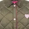 Entdecke den coolen Look: Diese olivgrüne Steppjacke mit ihren leuchtend pinken Knöpfen zieht garantiert alle Blicke auf dich. Das besondere Highlight ist das verspielte pinke Herz-Detail auf der Brust - so setzt du ein modisches Statement, das Stil und Persönlichkeit perfekt vereint. Stylisch, individuell und auffällig - genau wie du!.