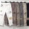 Stell dir vor, du entdeckst diese zauberhaften Patch-Hosen - sechs stylische Paare, die mit mutigen Animal-Prints und funkelnden goldenen Pailletten-Patches veredelt sind. Auf eleganten schwarzen Bügeln präsentiert, werden sie direkt zum Eyecatcher und warten nur darauf, von dir getragen zu werden. Mit diesen modernen Hosen setzt du ein echtes Fashion-Statement: selbstbewusst, individuell und absolut im Trend!.