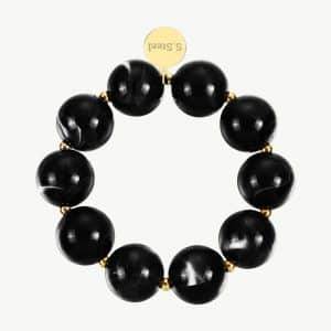 Erlebe das GIUNO Bold Beads Armband - schwarze Perlen, goldene Zwischenstücke & rundes S.Steel-Tag. Zeitloser Style für dich