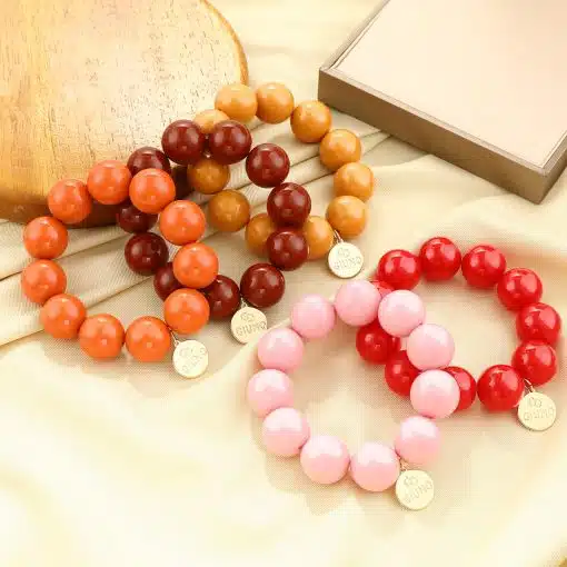 Entdecke die fünf GIUNO Bold Beads Armbänder in trendigen Farben mit stylischen Herzanhängern - perfekt für deinen Look!.