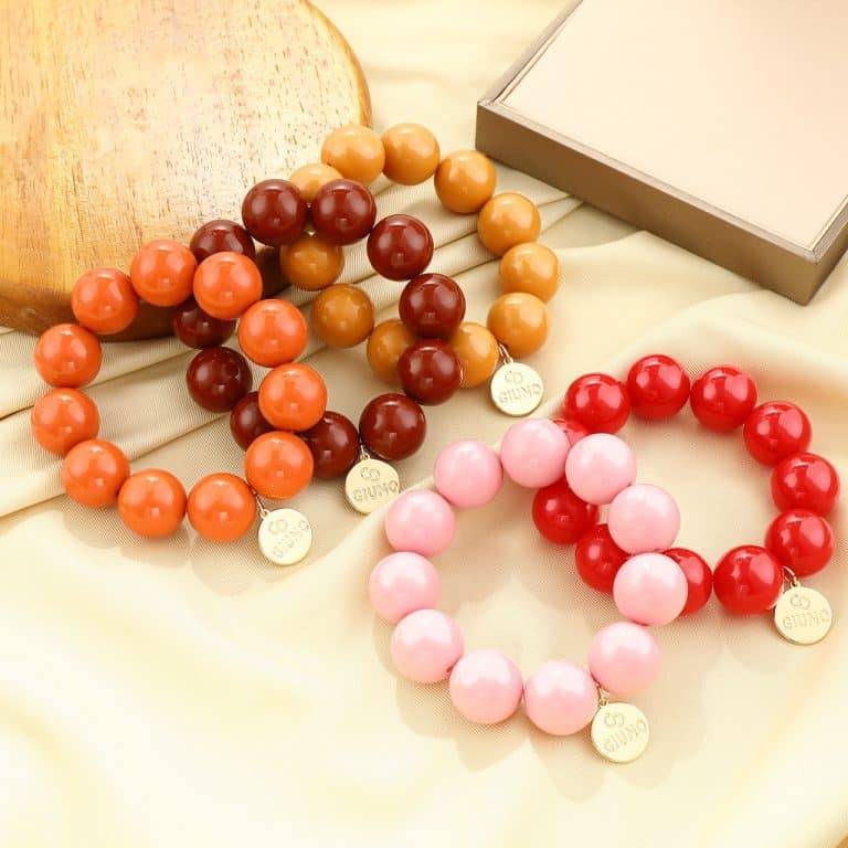 Mach dein Handgelenk zum Statement: Hier funkeln für dich fünf GIUNO Bold Beads Armbänder in leuchtenden Farben auf zartem Satin. Die vergoldeten Herzanhänger setzen stylishe Akzente - perfekt, um deinem Look eine verspielte Eleganz zu verleihen und deinen Alltag mit einem Hauch Luxus zu veredeln. Kombiniere sie nach Lust und Laune - so modern kann Liebe zum Detail aussehen!.