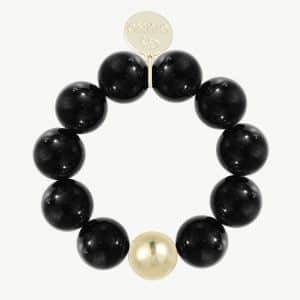 Trage das GIUNO Bold Beads Armband und setze ein starkes Statement! Die markanten schwarzen Perlen kombiniert mit einer einzelnen goldenen Perle verleihen deinem Look zeitlose Eleganz. Das stilvolle, dezent glänzende "GINNO"-Tag rundet das Design ab und macht jedes Outfit zum echten Hingucker - ganz gleich, ob casual oder chic. Verleihe deinem Stil das gewisse Extra - mit dem GIUNO Bold Beads Armband
