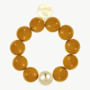 Du suchst nach einem Schmuckstück, das aus der Masse heraussticht? Das GIUNO Bold Beads Armband ist genau dein Statement-Piece! Acht warme Bernsteinperlen und eine strahlend-weiße Perle reihen sich dynamisch um dein Handgelenk. Das Highlight: Eine edle, vergoldete Scheibe mit feiner Gravur, die deinen Look einzigartig macht. Ob Casual oder Business - mit diesem Armband setzt du auf moderne Eleganz und zeigst Stilbewusstsein zu jedem Anlass