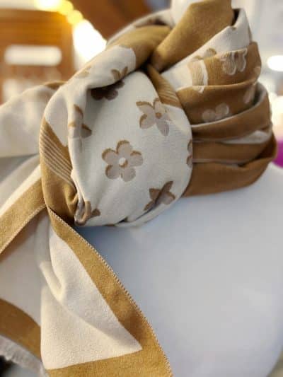Stell dir vor, wie dieser Schal mit seinem zarten Mix aus Beige und Braun und dem angesagten floralen Muster deinen Look auf das nächste Level hebt. Im Close-up siehst du jedes Detail des edlen Stoffs - wie er elegant um den Hals gebunden ist. Der cherrys Schal verleiht dir jederzeit einen Hauch von Luxus und macht selbst schlichte Outfits zu echten Hinguckern. Spür die weiche Qualität, entdecke das moderne Design und mach ihn zu deinem neuen Lieblings-Accessoire!.