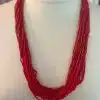 Du trägst hier das Statement-Stück: Die MOANU "Lualoha" Kette. Mehrere, leuchtend rote Stränge umschmeicheln deinen Hals und lassen deine Ausstrahlung kraftvoll und modern wirken. Dieses Schmuckstück unterstreicht deine Individualität und setzt durch die kunstvolle Verarbeitung lebendige Akzente zu jedem Outfit - ein echtes Highlight für deinen Style!.