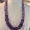 Trage die pure Lebensfreude! Die "Lualoha"-Kette von MOANU verleiht dir einen faszinierenden, modernen Look. Feine, mehrreihige Glasperlen in leuchtendem Violett schmiegen sich elegant an deinen Hals und setzen ein echtes Statement - farbenfroh, ausdrucksstark und voller Energie. Der MCBANDU-Tag steht für kreative Handwerkskunst und besondere Qualität. Mit dieser stylischen Halskette bringst du Tropenflair in deinen Alltag: Kombiniere sie lässig zu Jeans oder edel zum Sommerkleid - so ziehst du garantiert alle Blicke auf dich!.