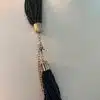 Stell dir vor, wie du die MOANU "Lualoha" Kette mit selbstverständlicher Eleganz trägst: Tiefschwarze Perlen reihen sich urban und geheimnisvoll um deinen Hals - stilvoll vollendet von glänzenden Goldkappen. Der luxuriöse Karabinerverschluss setzt ein Statement für deine Liebe zu feinen Details. Auf weißem Grund strahlt dieses Schmuckstück für dich moderne Klarheit aus und bringt deinen individuellen Stil zur Geltung.