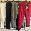 Entdecke deine neuen Lieblingshosen: Vier zauberhafte Edel-Jogpants in Weiß, Schwarz, Grau und Rot warten darauf, von dir getragen zu werden! Ihr einzigartiger Look mit dem stylischen Knitter-Effekt macht dich überall zum Blickfang. Hänge sie wie hier an deine Garderobe - vor einer coolen Steinwand kommen die trendigen Farben besonders zur Geltung. Kombiniere Komfort und Fashion auf ein neues Level - du wirst den Unterschied spüren!.
