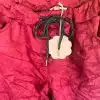 Entdecke die zauberhafte Edel Jogpants "Wrinkled Red" und bringe frischen Schwung in deinen Look! Das intensive Rot und der angesagte Knittereffekt machen dich zum Eyecatcher, während das schwarze Zugband für einen lässigen Akzent sorgt. Das absolute Highlight: der blumenförmige Anhänger am Bund - dein verspieltes Signature-Detail. Gönn dir Style und Komfort auf höchstem Niveau - mit dieser einzigartigen Jogpants setzt du ein Fashion-Statement, das niemand übersehen wird!.