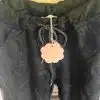 Verleihe deinem Outfit das gewisse Etwas: Die zauberhafte Edel Jogpants begeistert mit einem pinkfarbenen Blumen-Tag am Bund, der an einem feinen Bändchen schwingt. Dieses stylische Detail macht dich überall zum Hingucker - bereit für deinen modernen und charmanten Auftritt!.