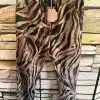 Entfessele deine Urban Wildcat: Die zauberhafte Hose im braun-schwarzen Zebra-Print ist dein Statement-Piece für jedes Abenteuer. Vor stilvoller Steinoptik präsentiert, bringst du mit diesem Blickfang Wildheit und Eleganz aufregend auf den Punkt - bereit, die Stadt zu erobern?.
